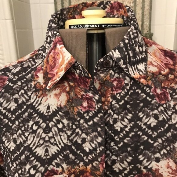 Vincente Milan New York Paris. Size Medium. Tunic. Semi Sheer. Tabs. B21 - Picture 2 of 5